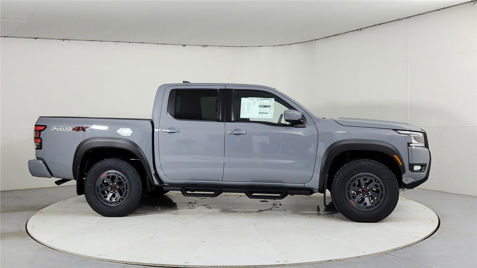 Used 2025 Nissan Frontier PRO-4X image 2
