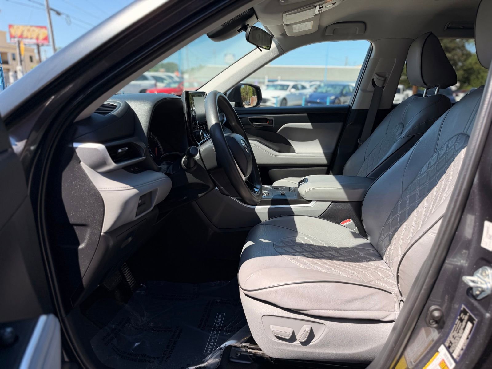 Used 2020 Toyota Highlander L FWD image 13