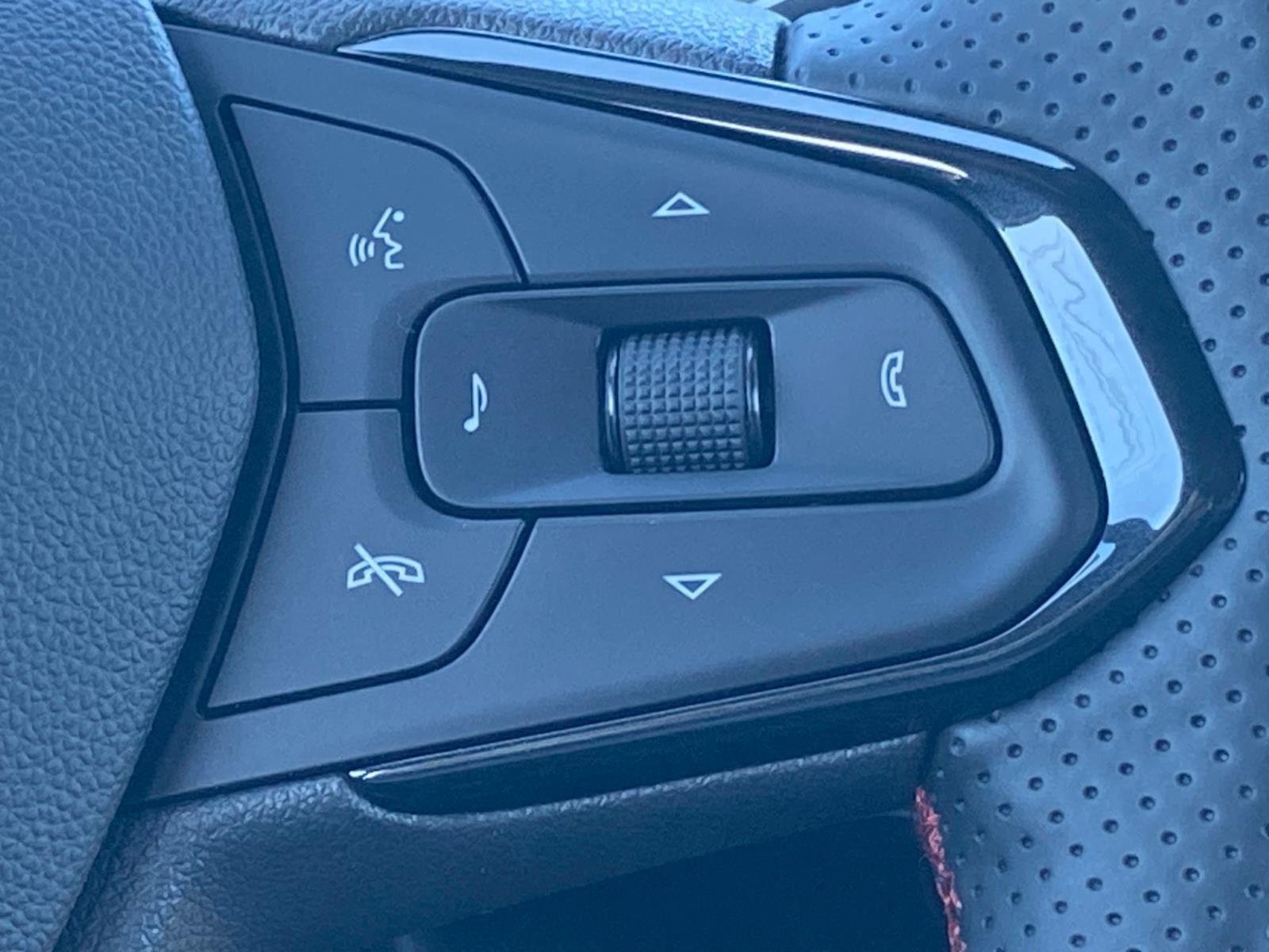 New 2026 Chevrolet Trax RS w/ Sunroof Package FWD image 9