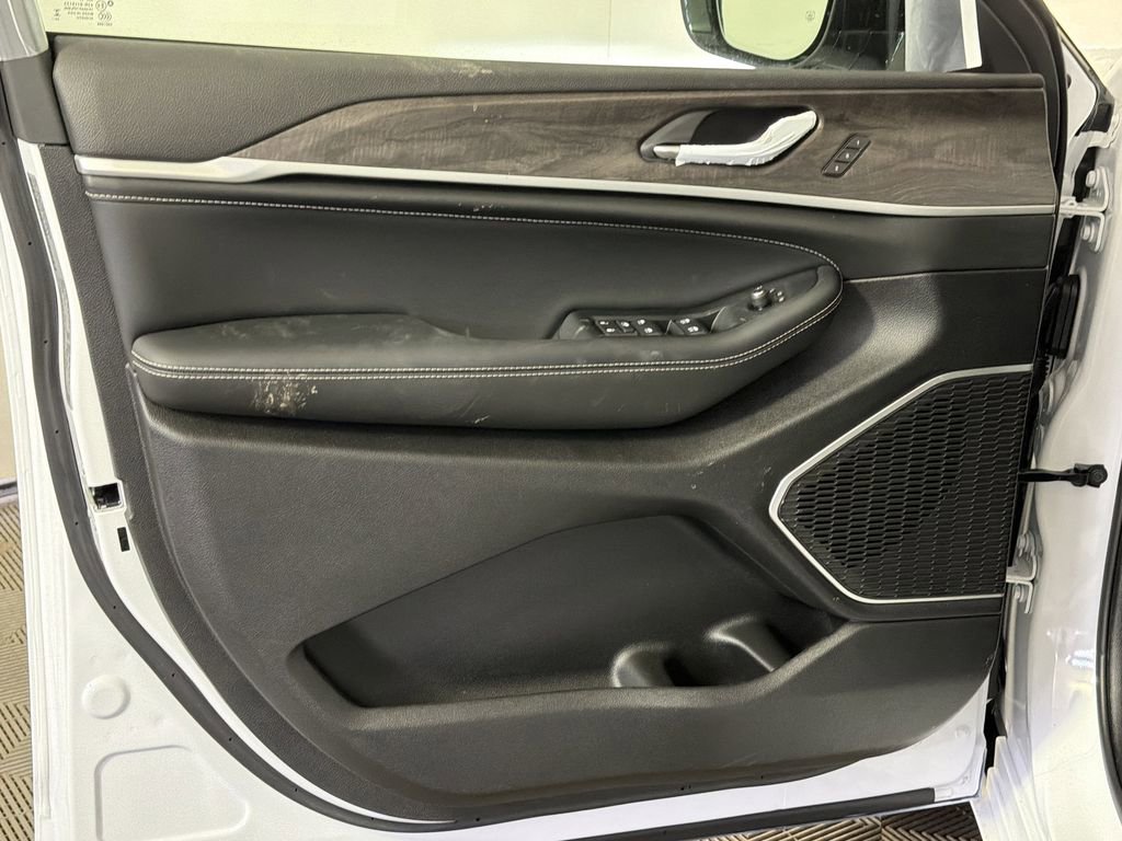 New 2026 Jeep Grand Cherokee Limited image 9