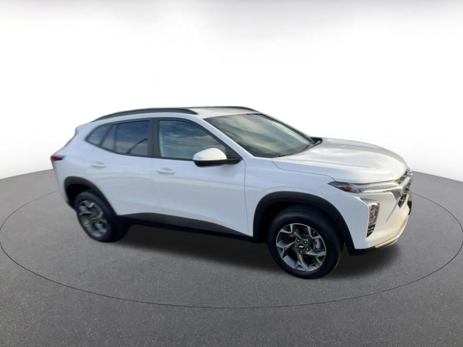 Used 2025 Chevrolet Trax LT w/ LT Convenience Package image 2