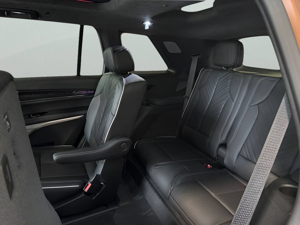 New 2027 Cadillac Vistiq Luxury w/ LPO, Floor Liner Package AWD/4WD image 14