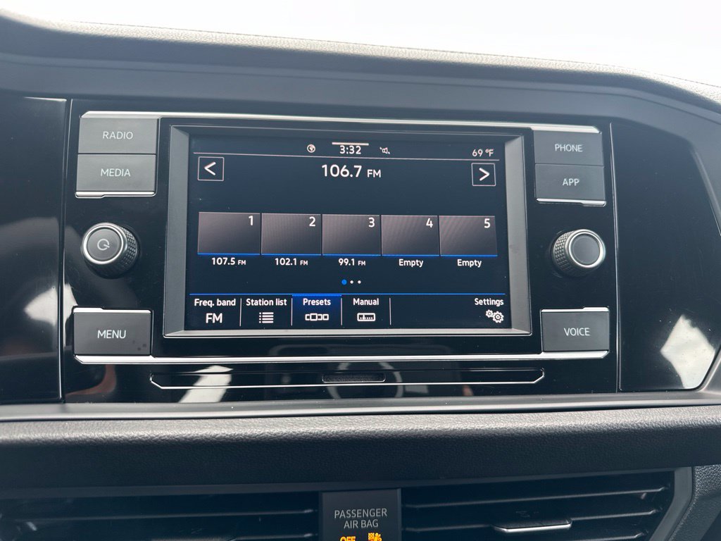 Used 2022 Volkswagen Jetta Sport FWD image 3