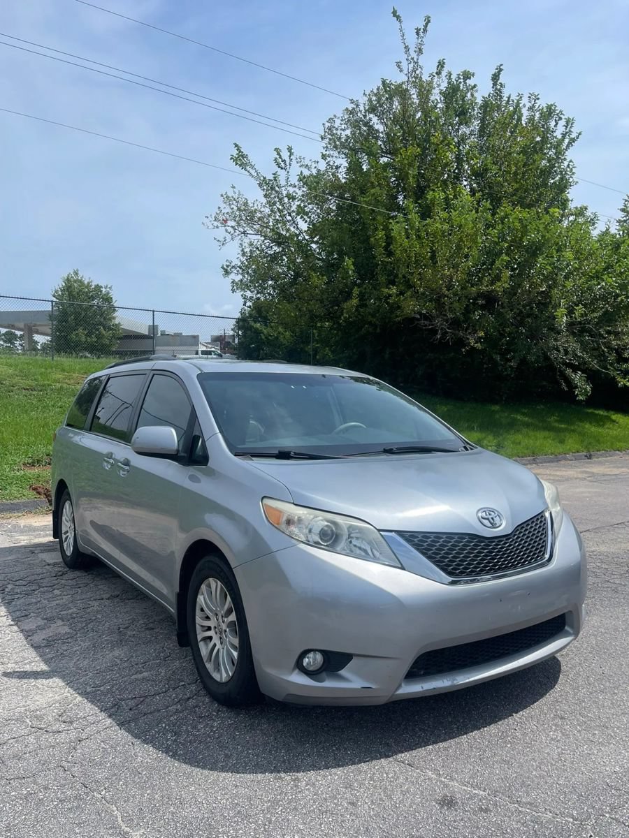 Used 2011 Toyota Sienna XLE w/ Premium Pkg FWD image 2