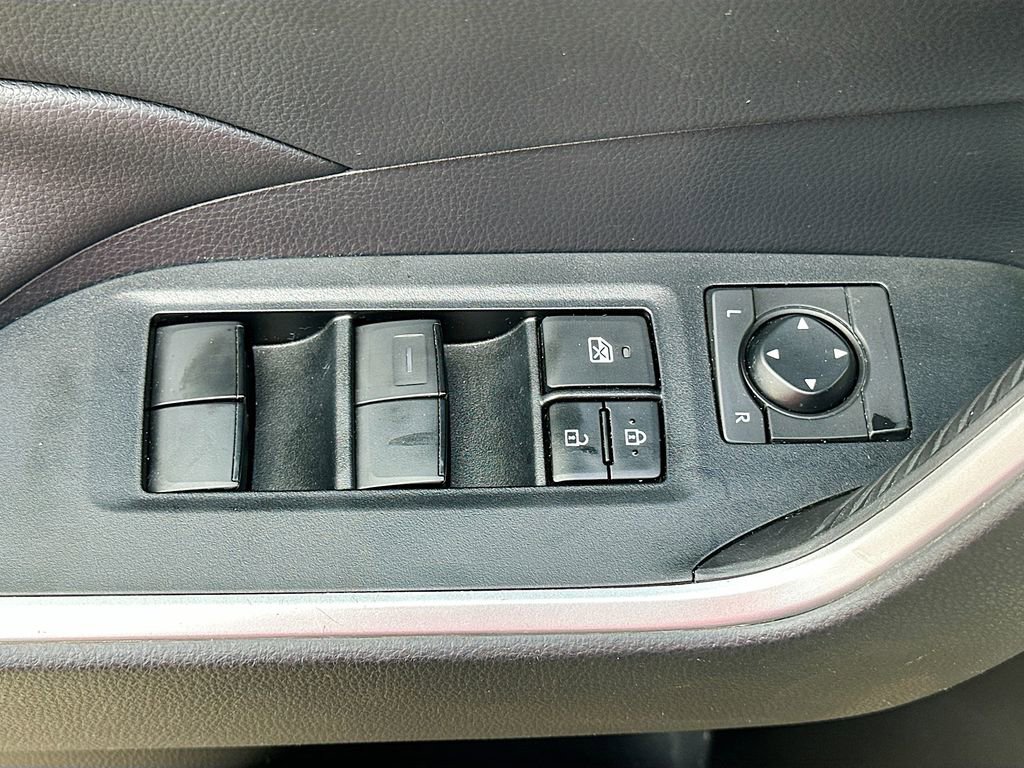 Used 2019 Toyota RAV4 XLE FWD image 17