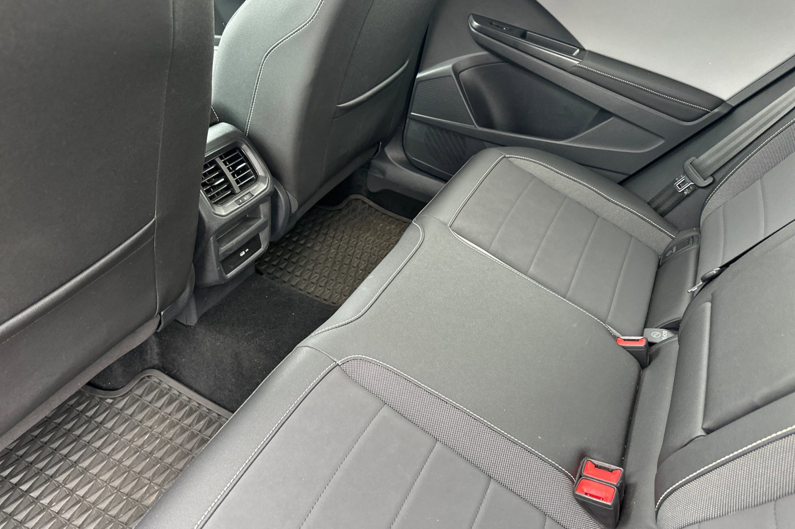 Used 2024 Volkswagen Taos SE image 13