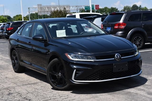 Used 2025 Volkswagen Jetta SE w/ Sunroof Package FWD image 2