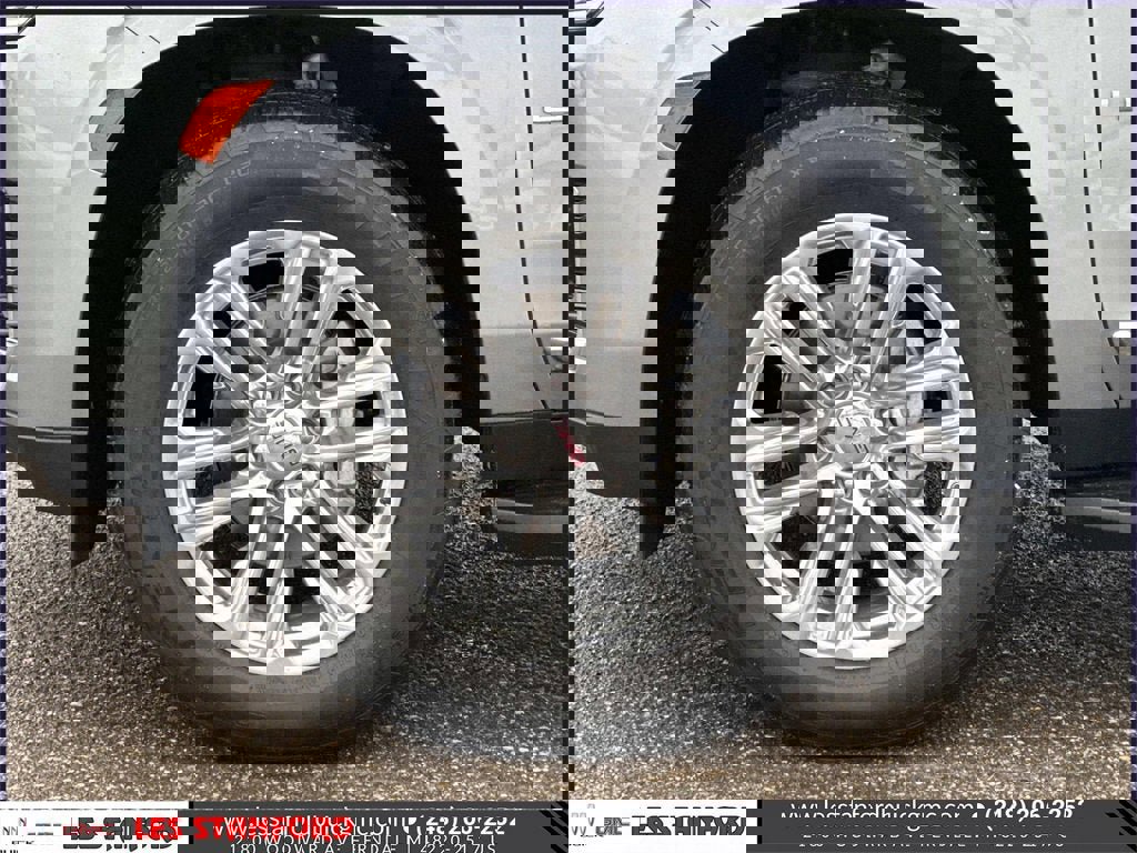 Used 2024 GMC Yukon XL SLT w/ SLT Premium Package image 10