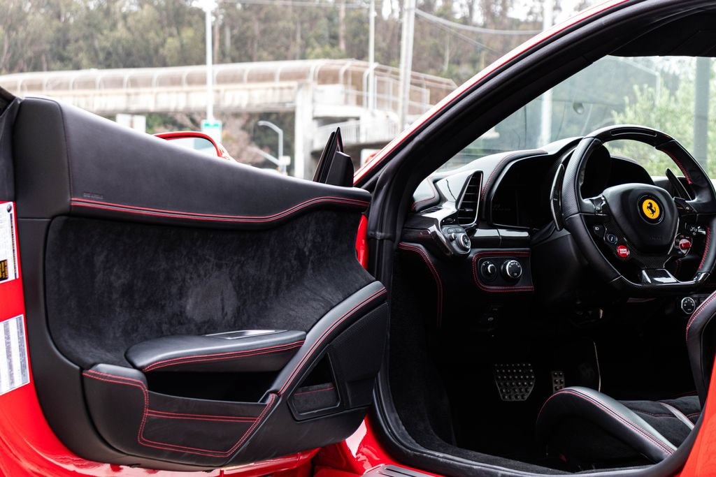 Used 2015 Ferrari 458 Italia Coupe RWD image 33