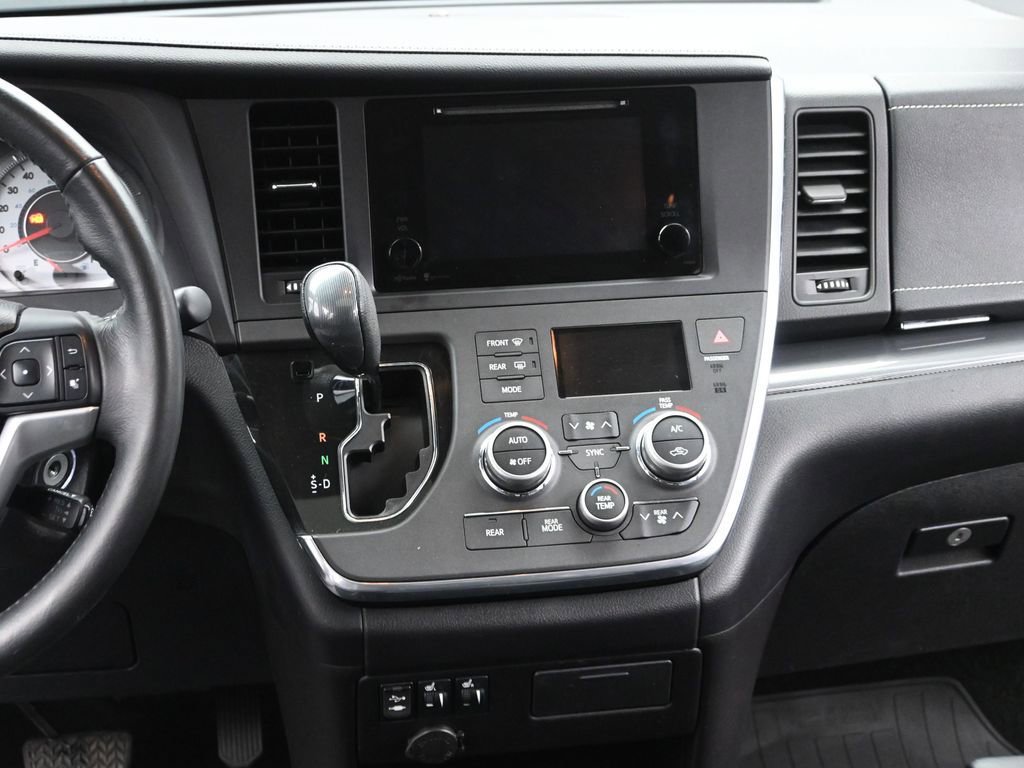 Used 2015 Toyota Sienna SE image 28