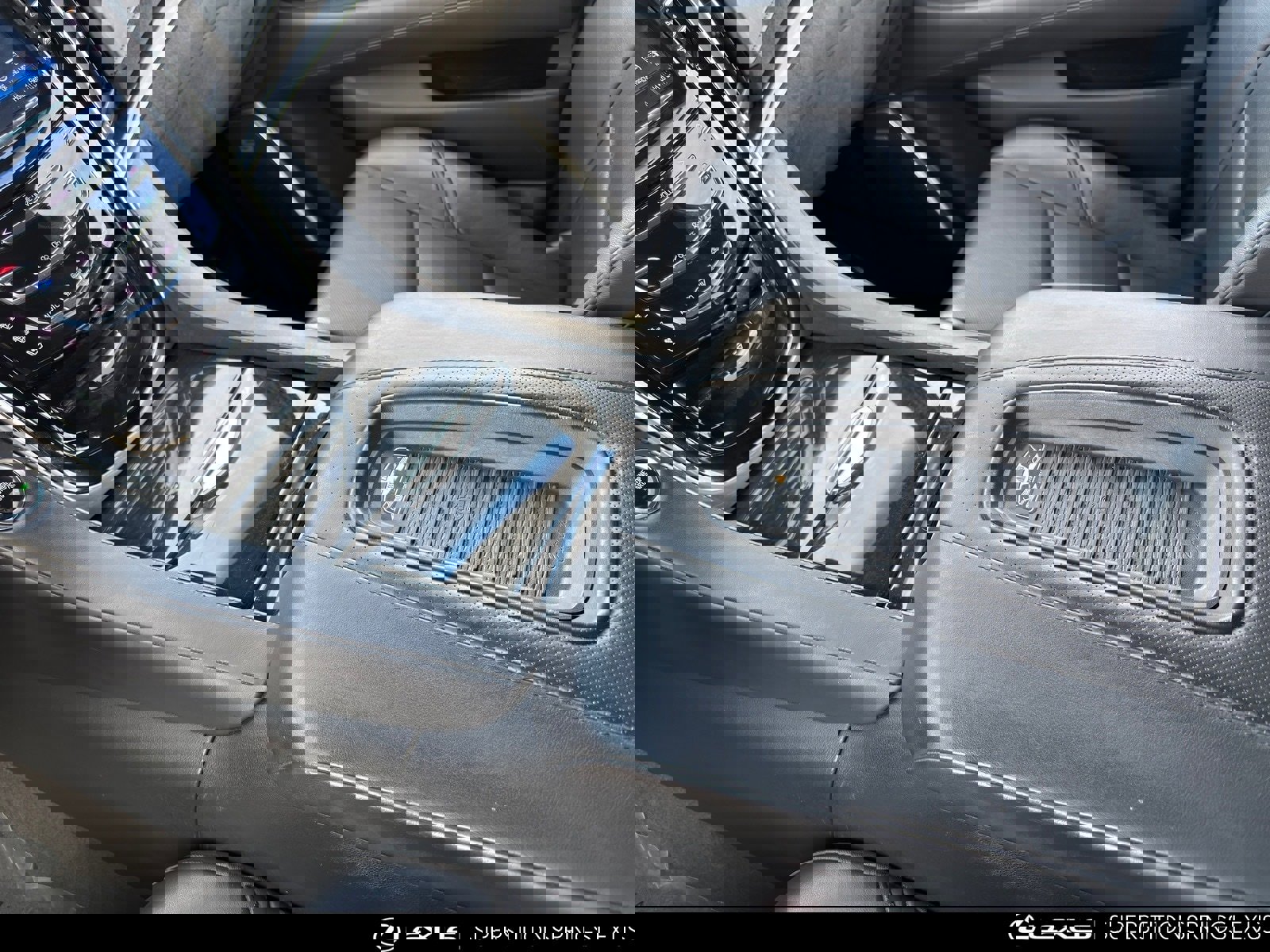 Used 2020 Cadillac Escalade ESV Platinum image 28