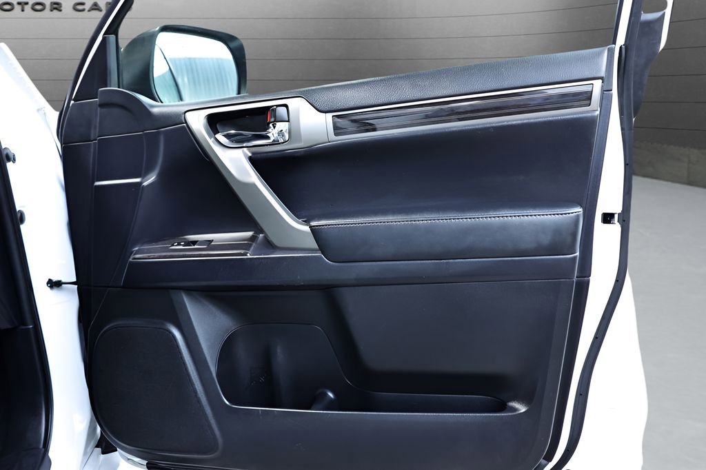 Used 2020 Lexus GX 460 Premium w/ Premium Package image 28