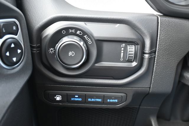 Used 2025 Jeep Wrangler Sahara image 40