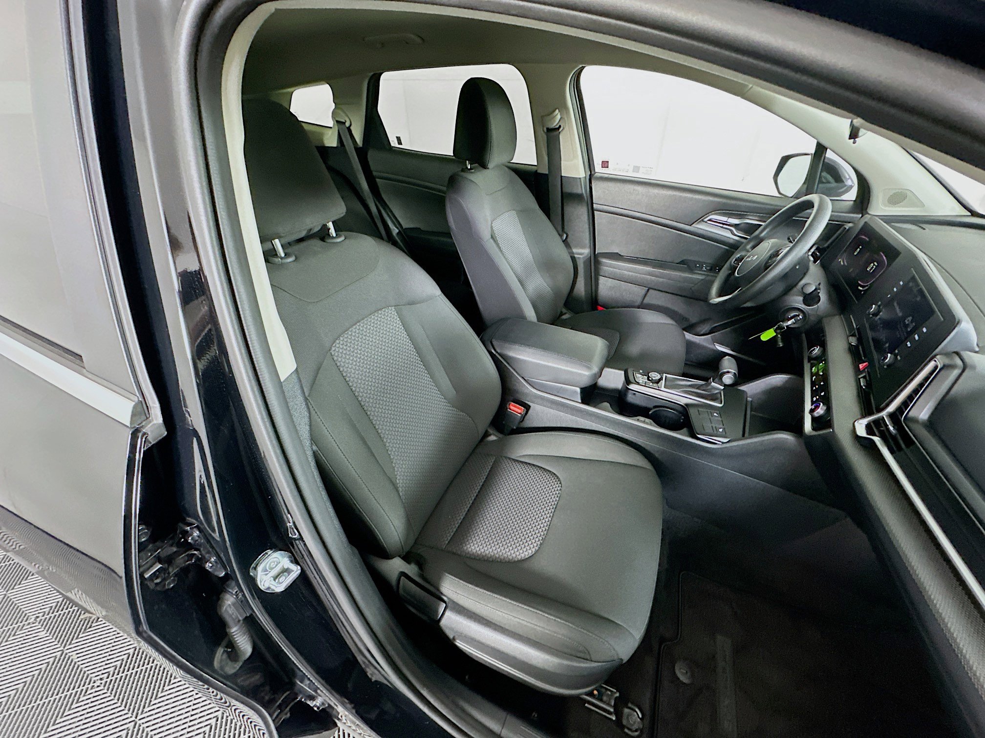 Used 2025 Kia Sportage LX image 30