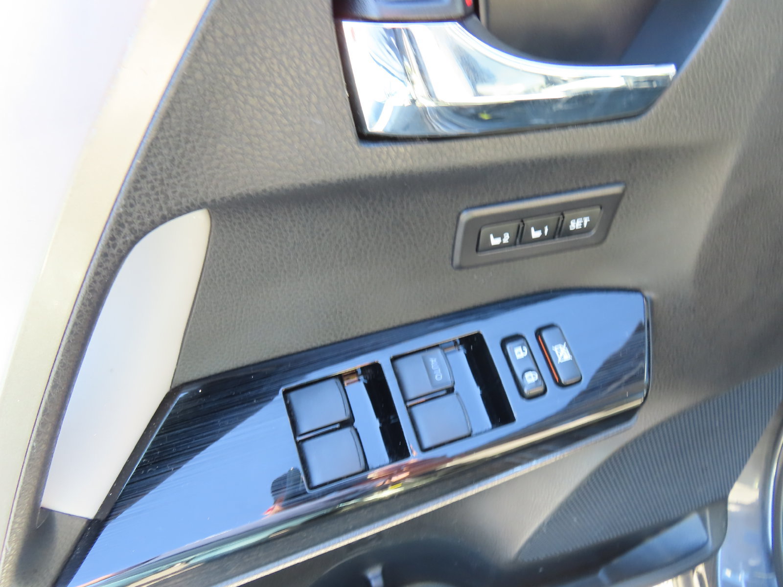 Used 2016 Toyota RAV4 Limited w/ Advanced Technology Package AWD/4WD image 13