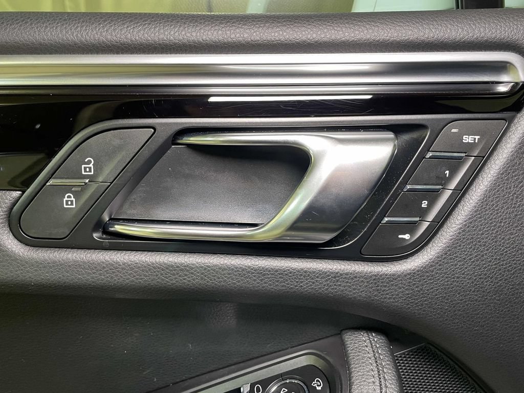 Certified 2024 Porsche Macan AWD/4WD image 38