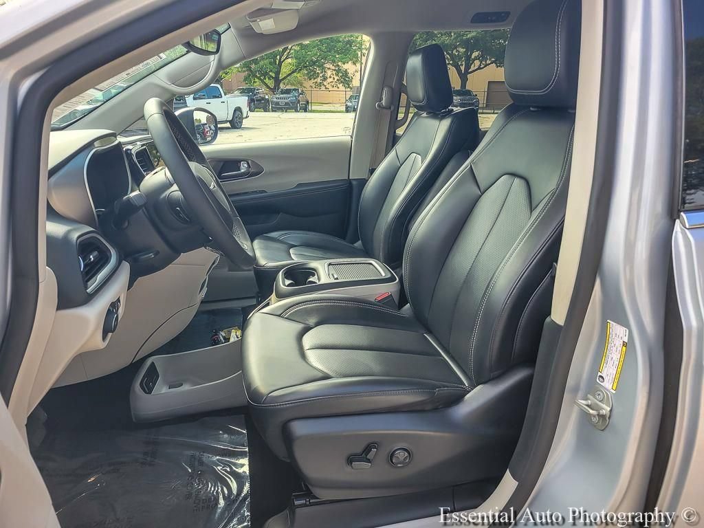 Certified 2023 Chrysler Pacifica Touring-L FWD image 16