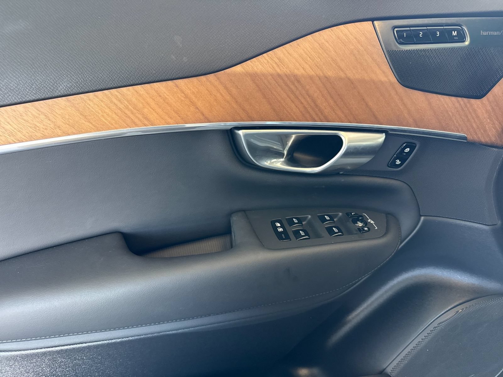 Certified 2024 Volvo XC90 T8 Plus AWD/4WD image 17