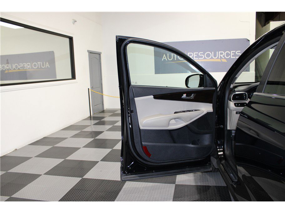 Used 2020 Kia Sorento LX image 11