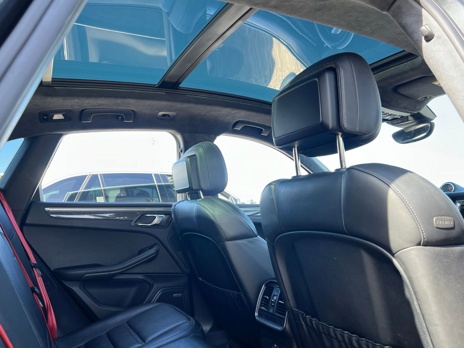 Used 2017 Porsche Macan Turbo image 21