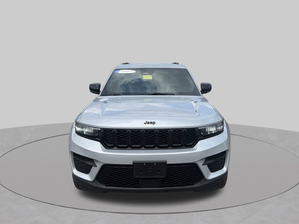 Used 2023 Jeep Grand Cherokee Altitude AWD/4WD image 3