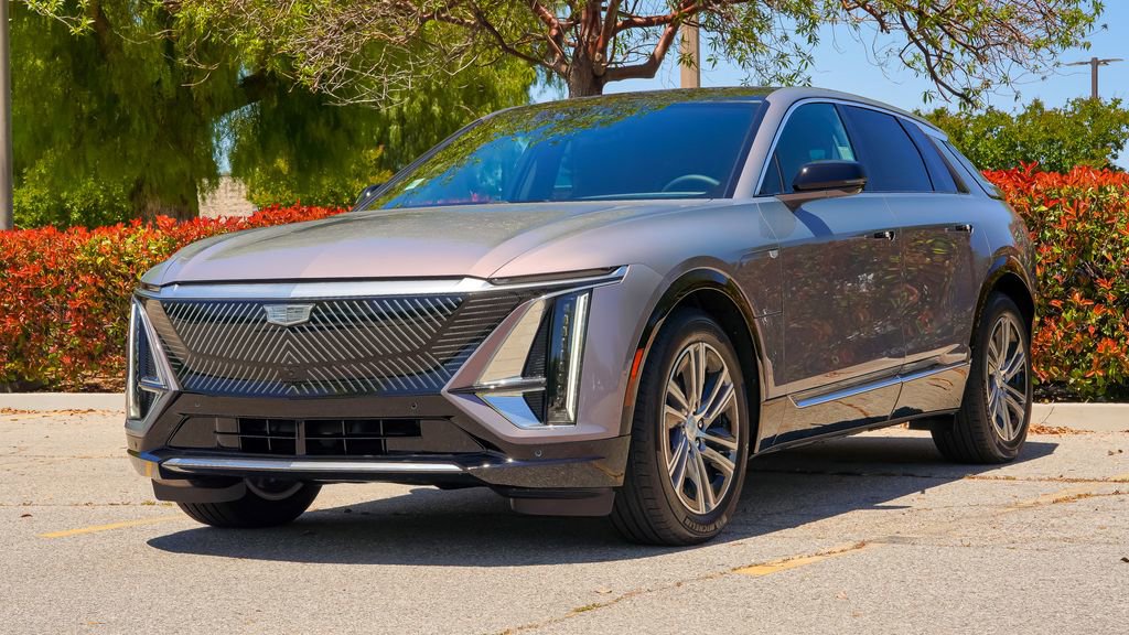 Used 2025 Cadillac Lyriq Luxury image 2