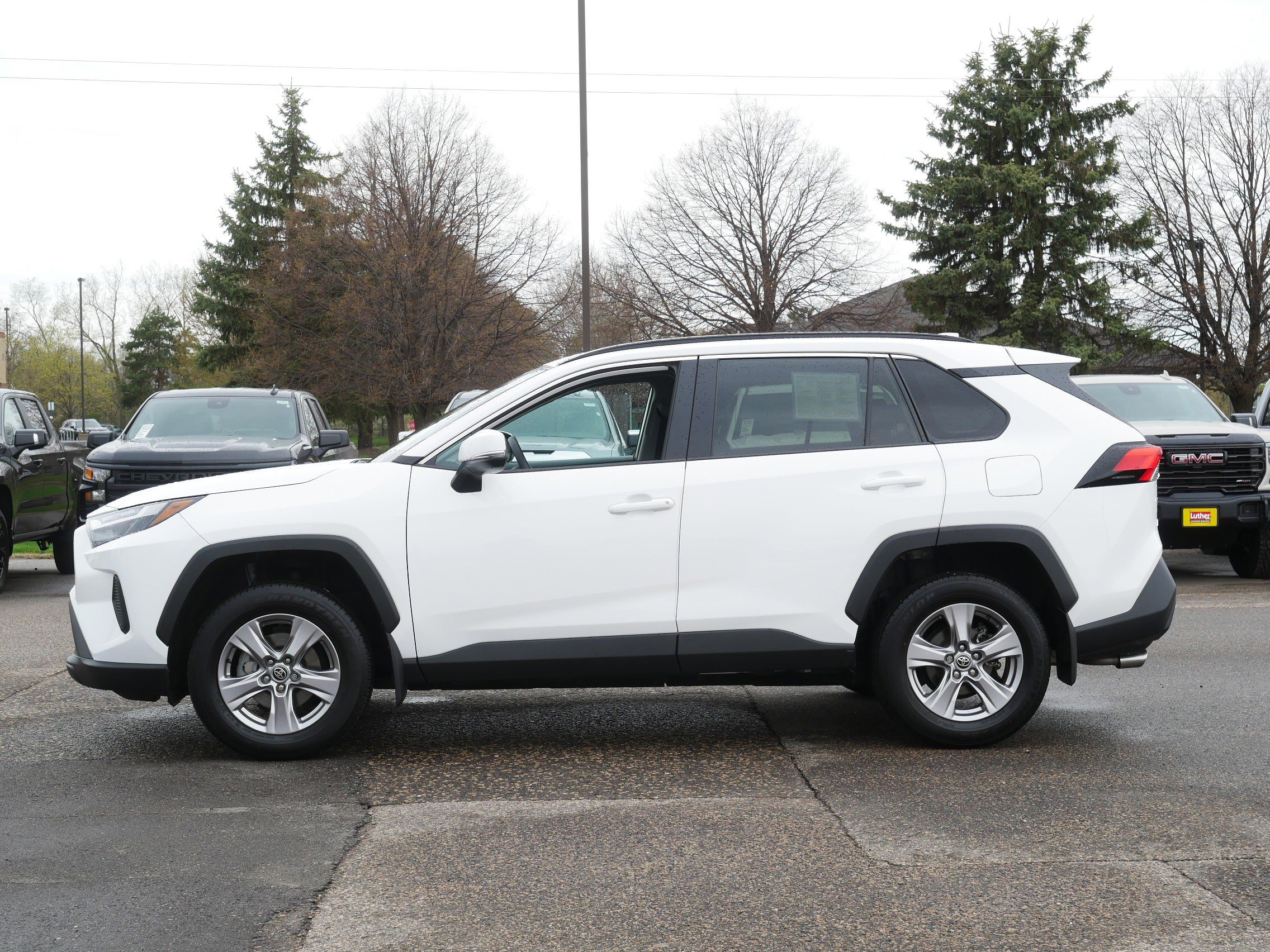 Used 2022 Toyota RAV4 XLE w/ Convenience Package AWD/4WD image 4