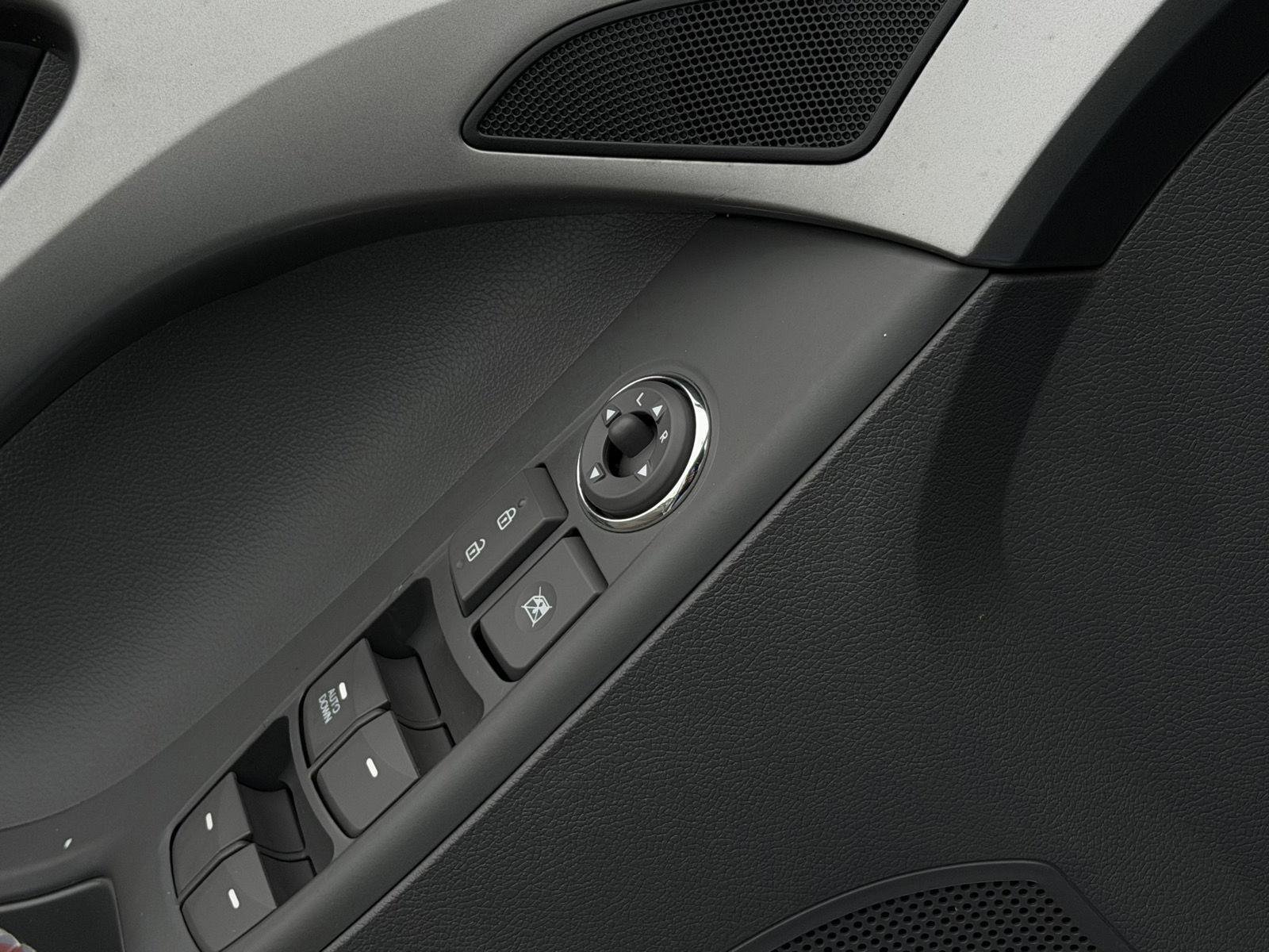 Used 2013 Hyundai Elantra GLS image 19