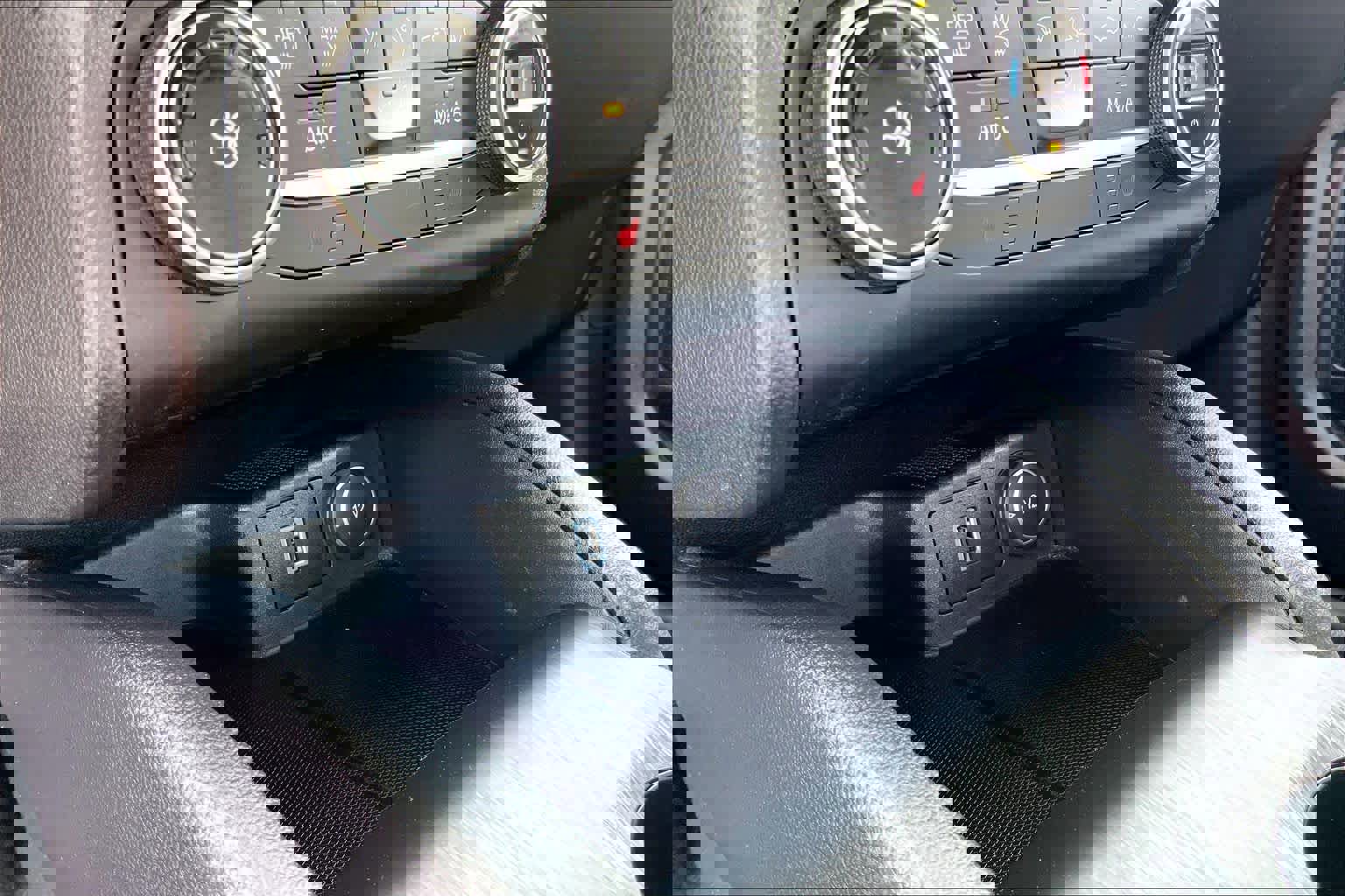 Used 2020 Ford Escape SE image 35