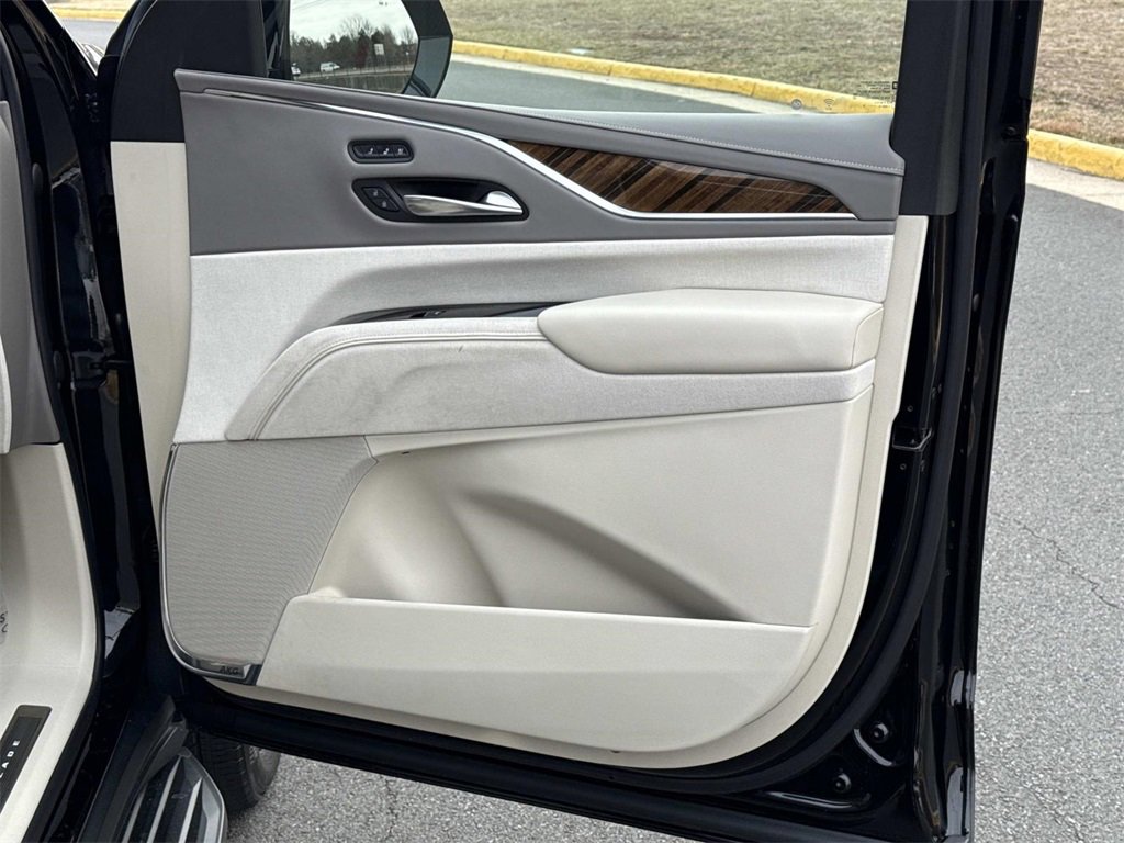 Used 2022 Cadillac Escalade ESV Premium Luxury Platinum image 10