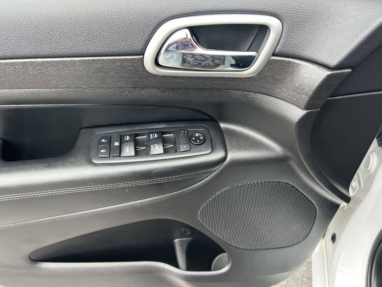 Used 2018 Jeep Grand Cherokee Altitude AWD/4WD image 15