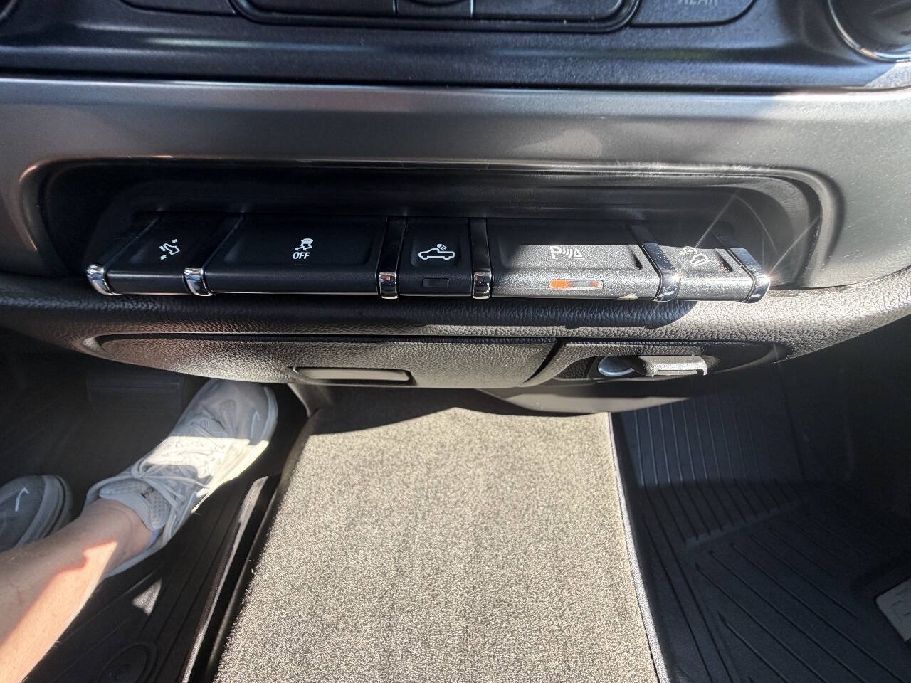 Used 2018 Chevrolet Silverado 1500 LT w/ All Star Edition AWD/4WD image 23