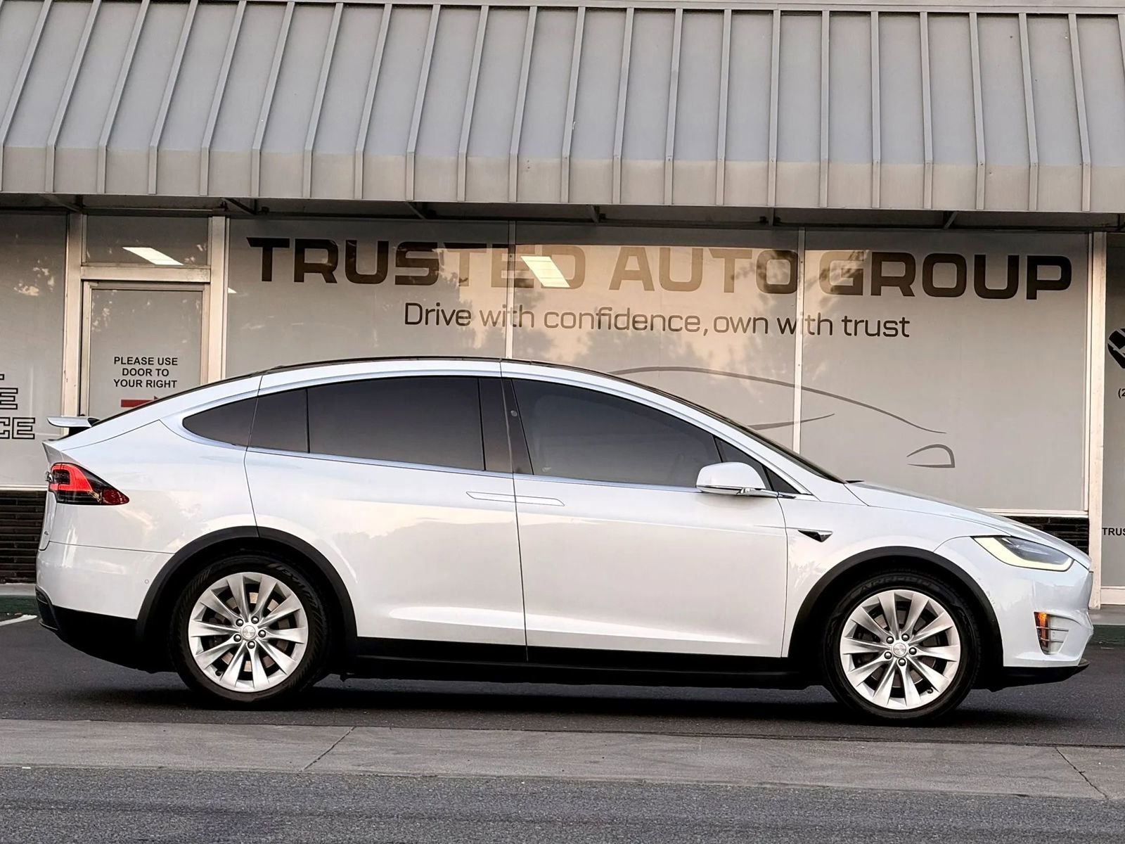 Used 2018 Tesla Model X 75D AWD/4WD image 5