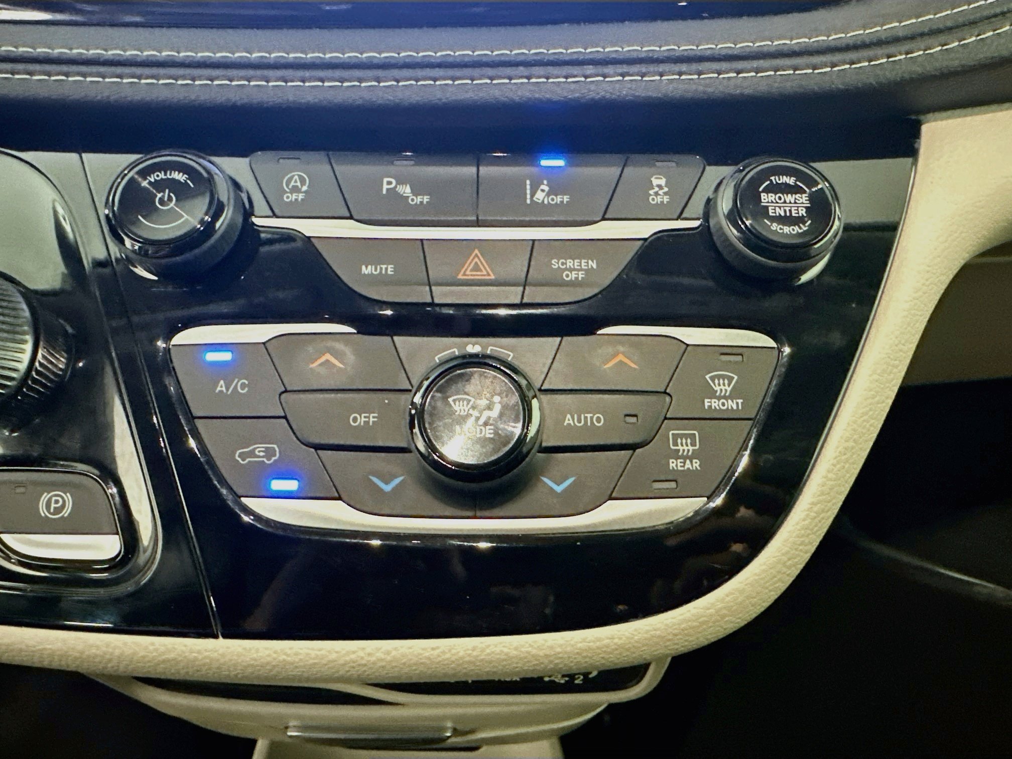 Used 2023 Chrysler Pacifica Touring-L AWD/4WD image 23