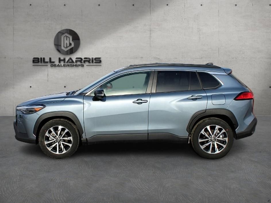 Used 2025 Toyota Corolla Cross XLE image 4