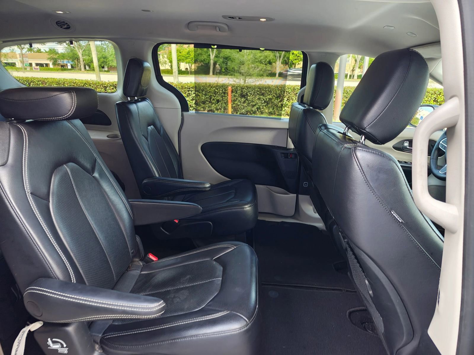 Used 2022 Chrysler Pacifica Touring-L FWD image 16