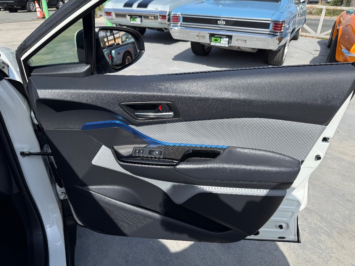 Used 2019 Toyota C-HR XLE FWD image 18