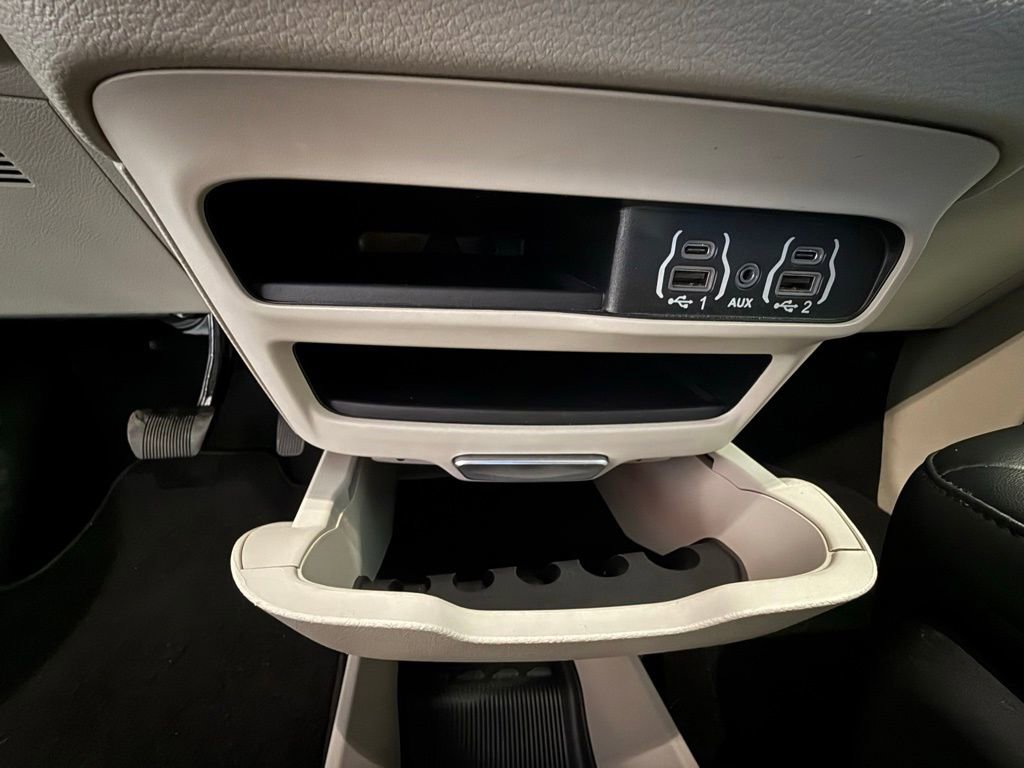 Used 2024 Chrysler Pacifica Touring-L image 35
