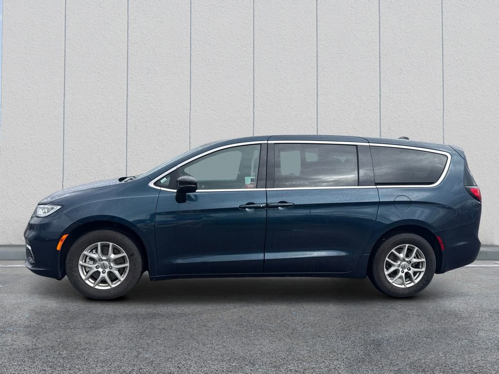 Used 2025 Chrysler Pacifica Select FWD image 4