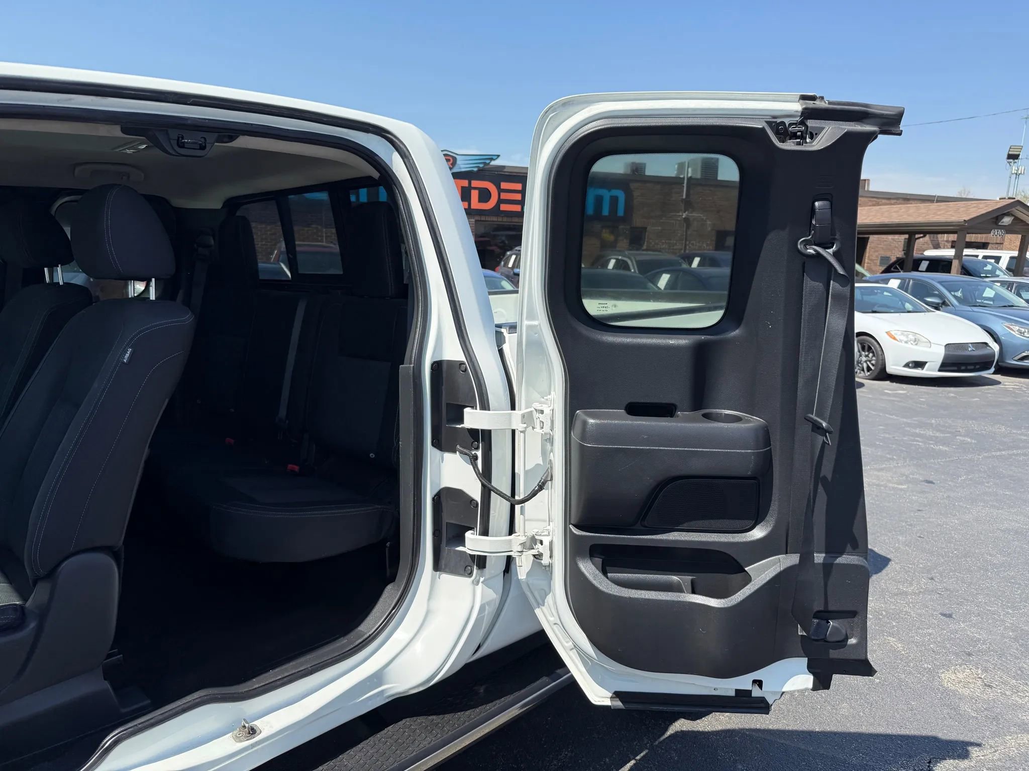 Used 2018 Nissan Titan SV w/ SV Convenience Package image 32