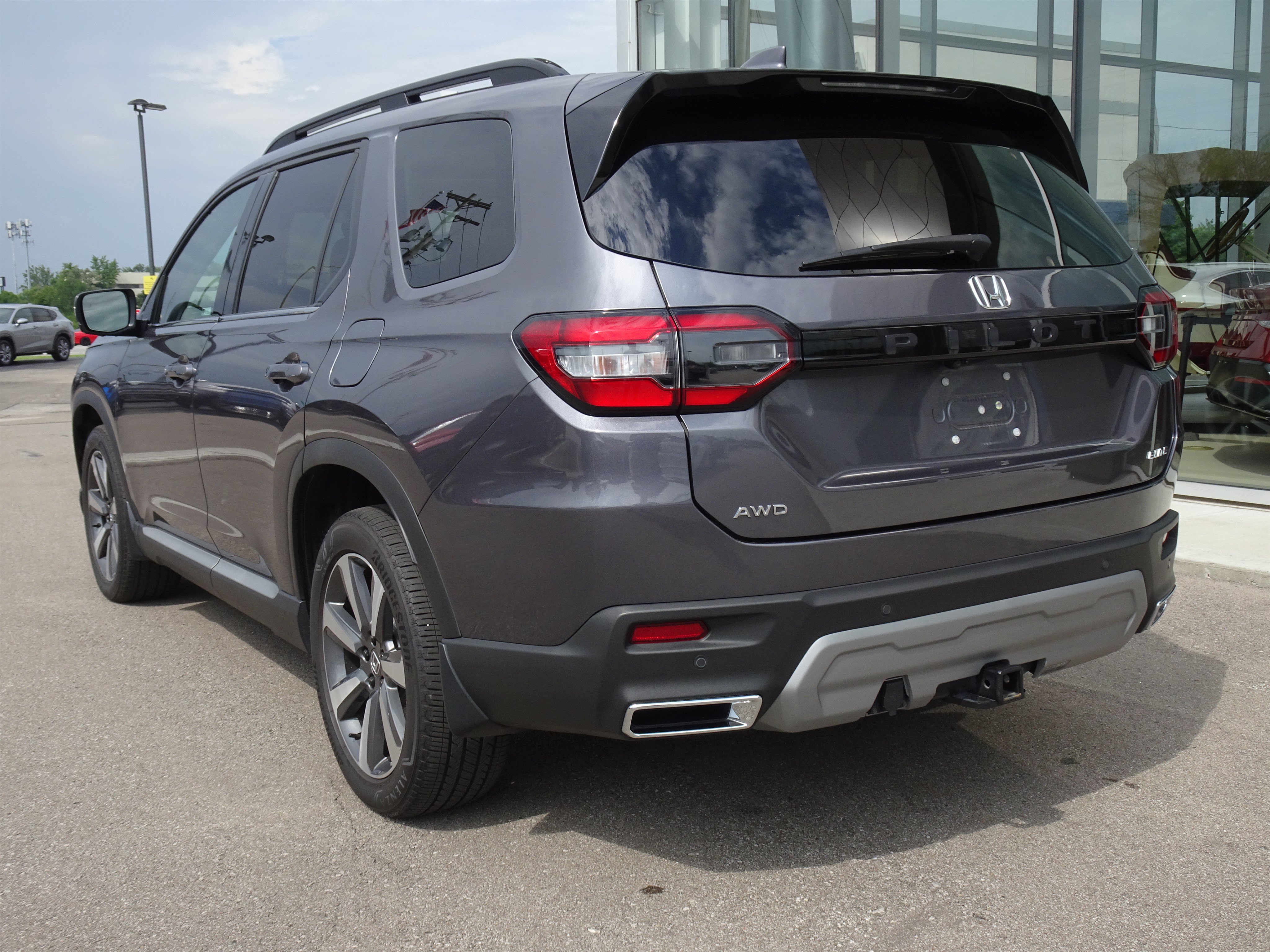 Used 2025 Honda Pilot Elite image 3