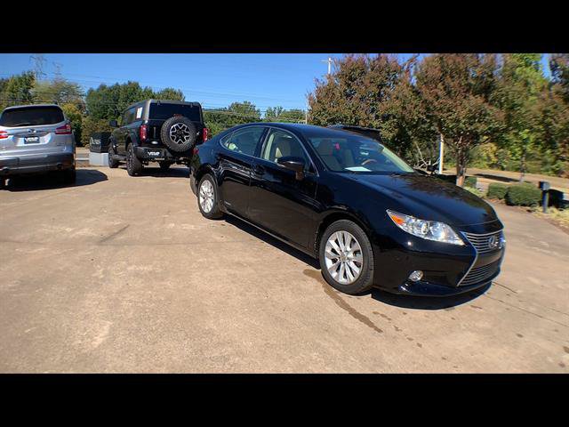 Used 2014 Lexus ES 300h w/ Premium Package w/Bamboo Trim FWD image 2