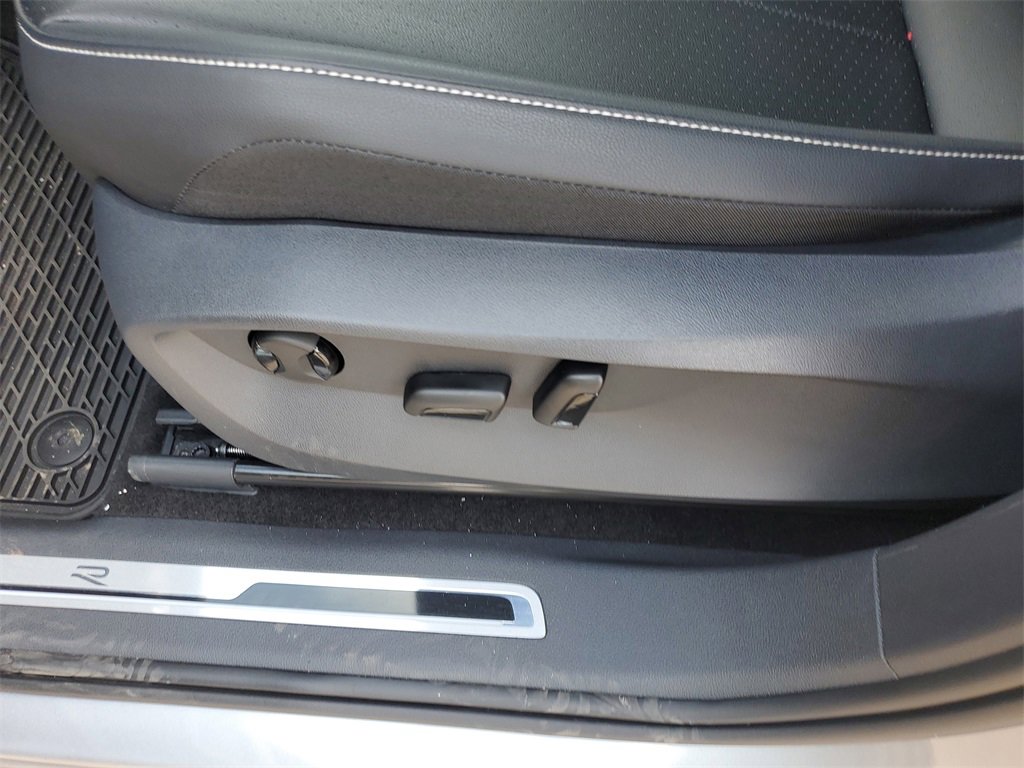 Used 2023 Volkswagen Tiguan SE R-Line image 11