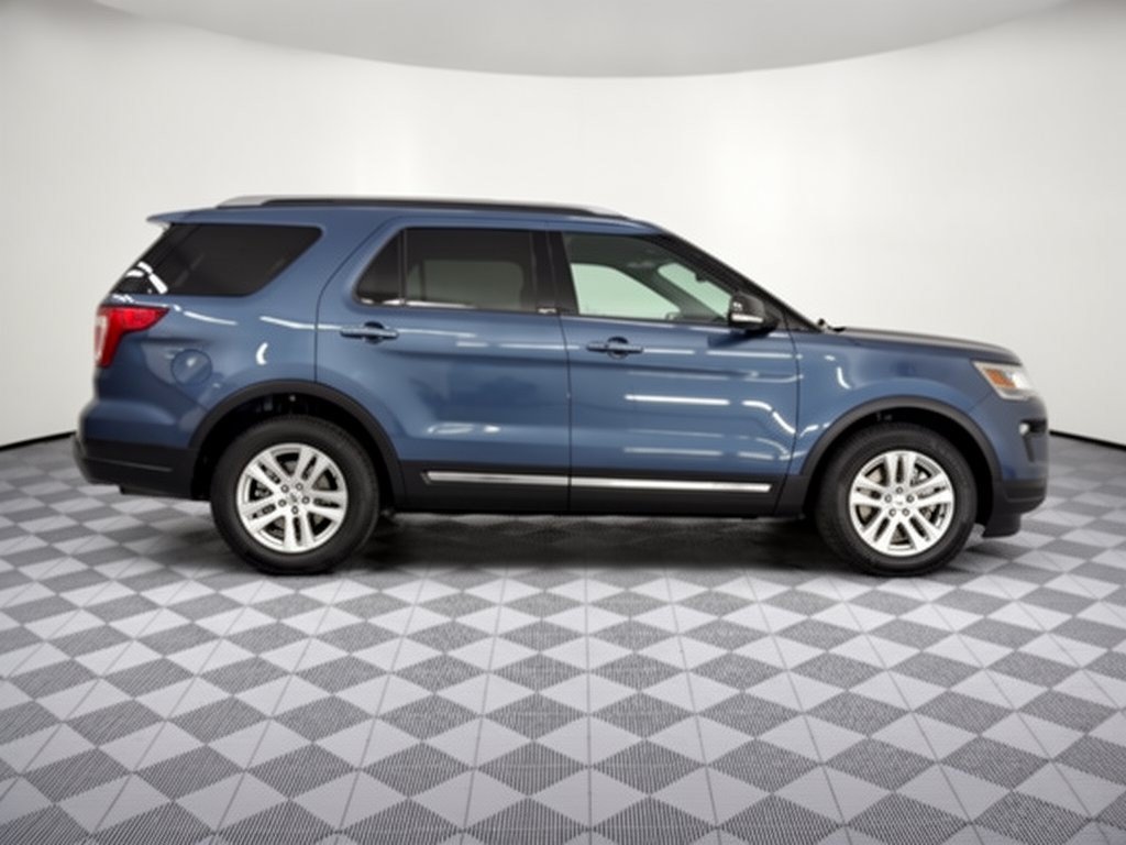 Used 2018 Ford Explorer XLT w/ Equipment Group 202A FWD image 8