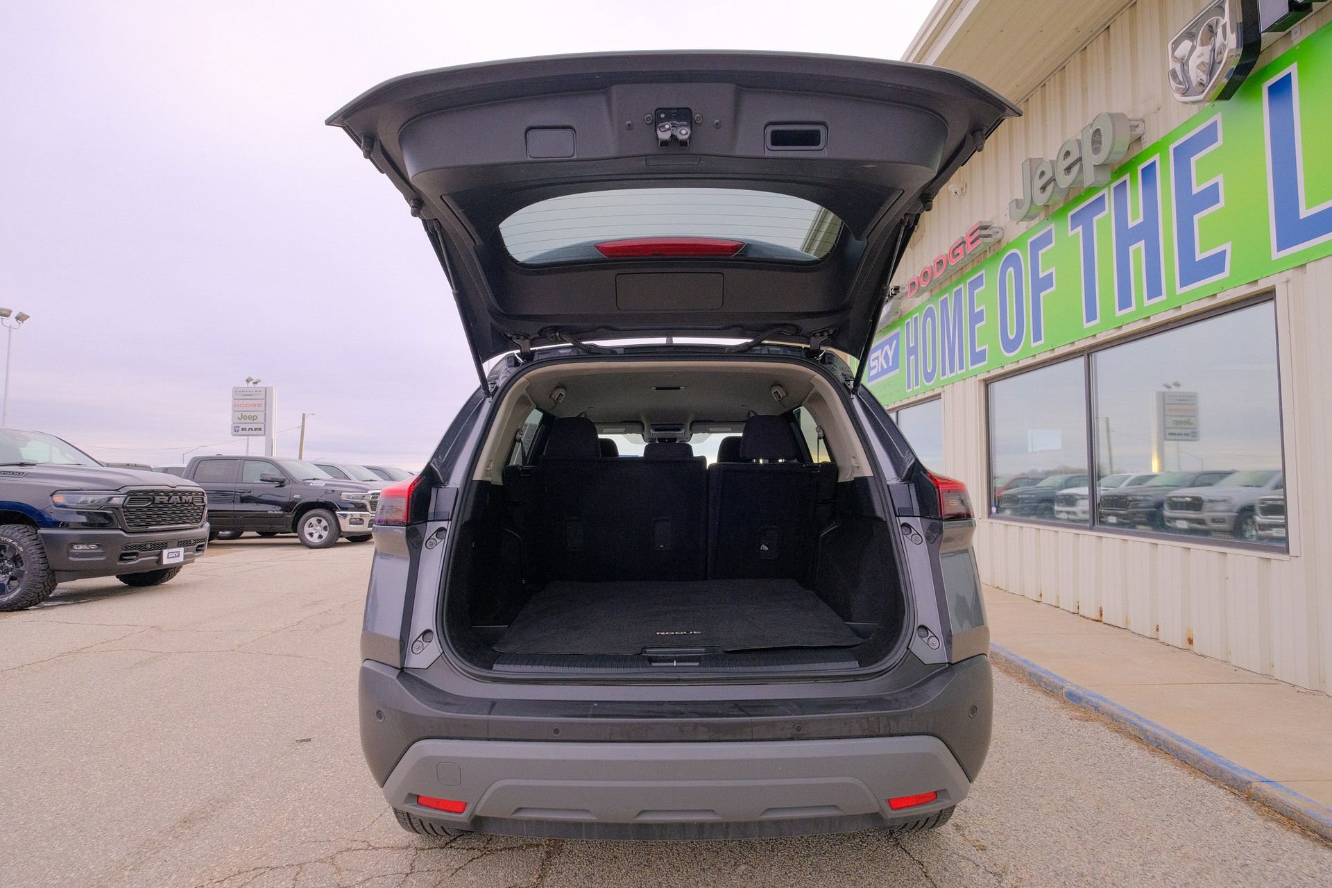 Used 2023 Nissan Rogue SV image 22