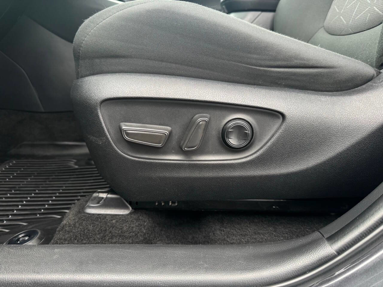 Used 2024 Toyota RAV4 XLE w/ Convenience Package image 13