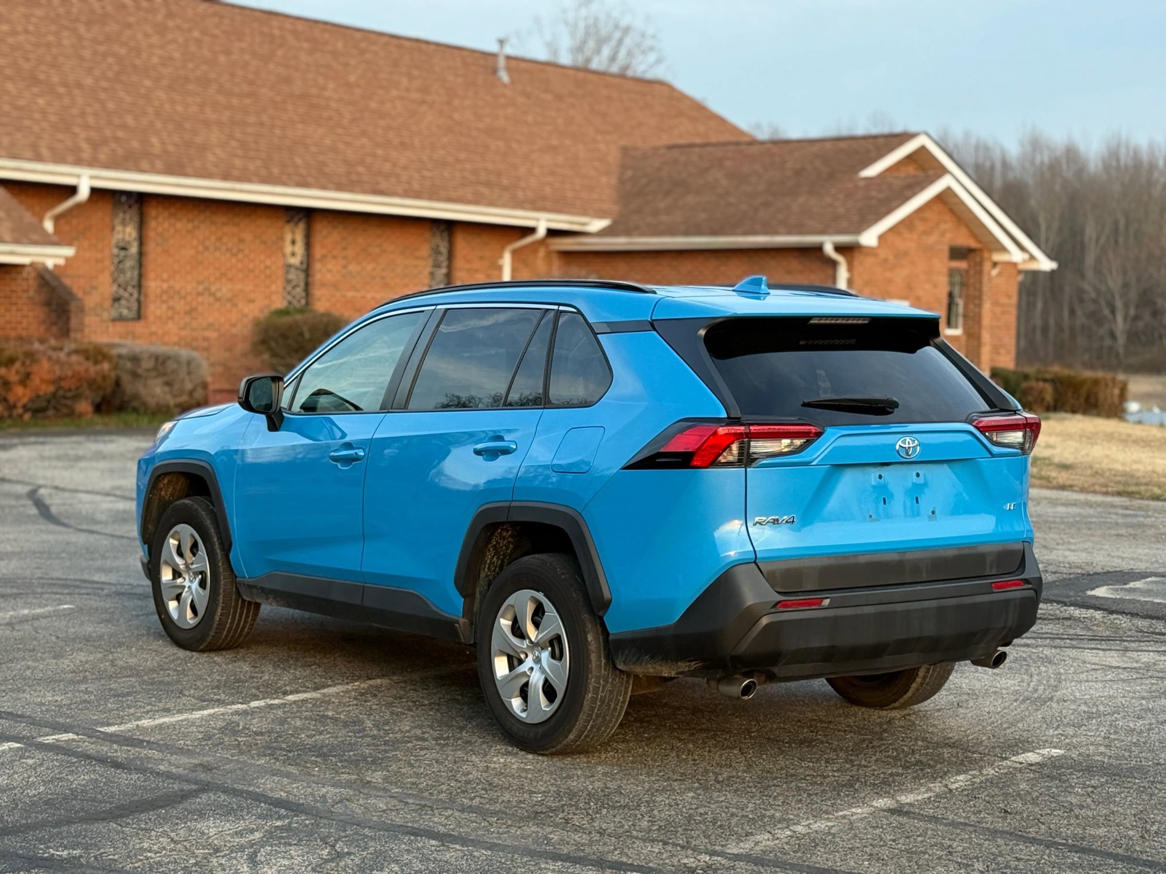 Used 2021 Toyota RAV4 LE image 5