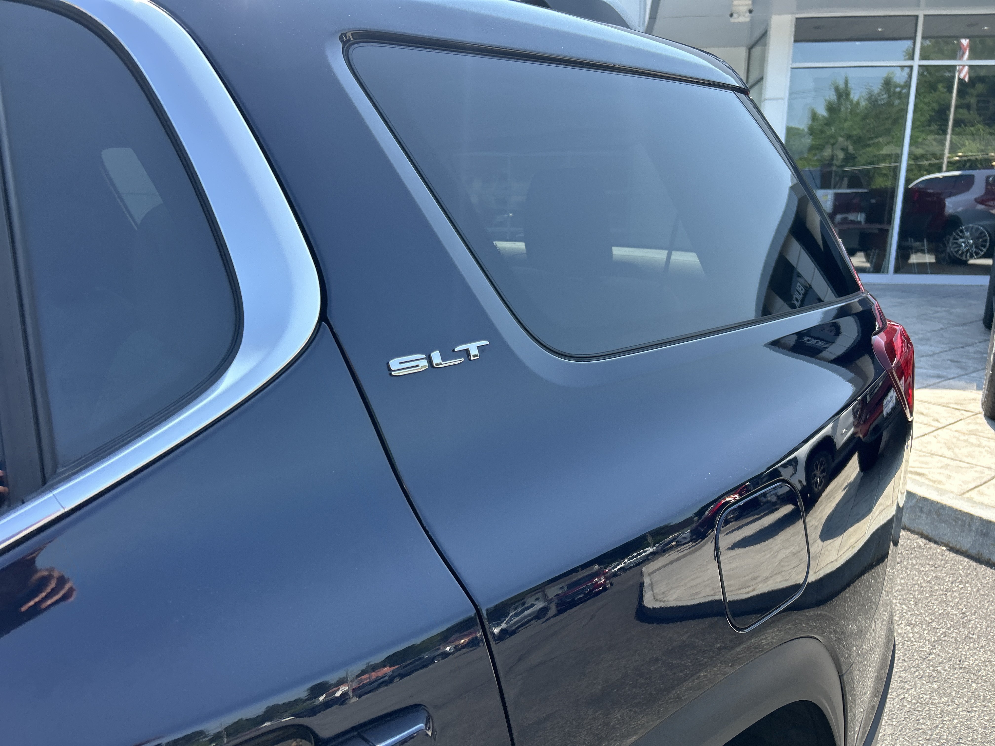 Certified 2021 GMC Acadia SLT w/ Premium Package AWD/4WD image 4