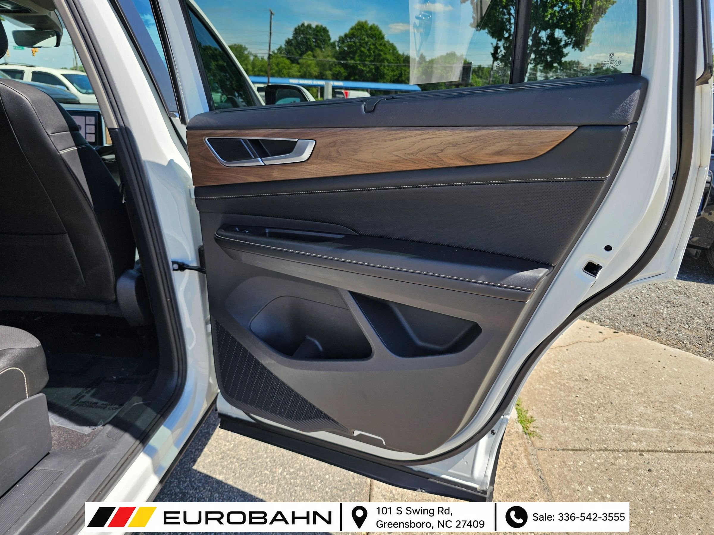 Used 2024 Volkswagen Atlas SE w/ Panoramic Sunroof Package FWD image 23