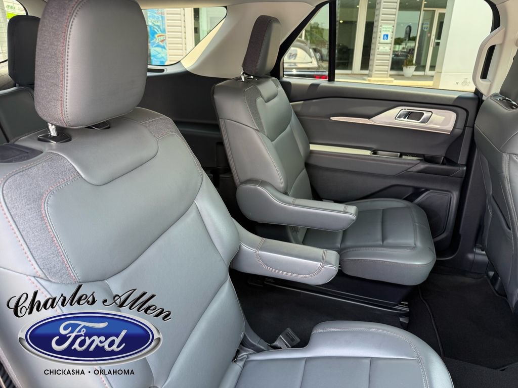 Used 2025 Ford Explorer Active w/ Active Comfort Package RWD image 17